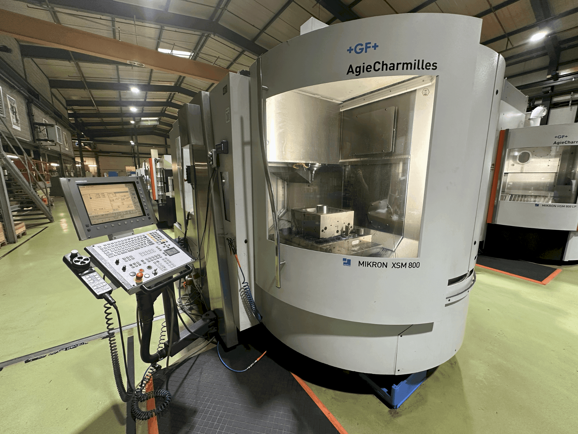 Vista Frontal  da +GF+ AgieCharmilles Mikron XSM 800  máquina