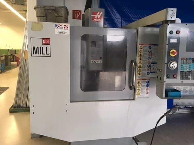 Vista Frontal  da HAAS Mini Mill HE  máquina