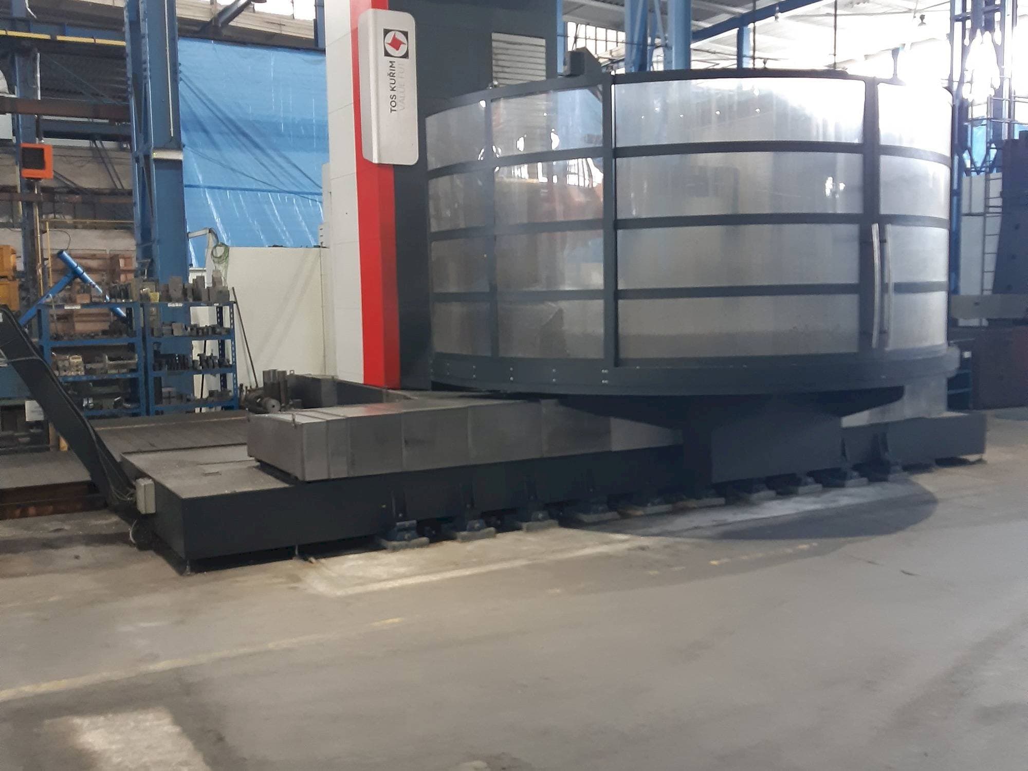 Vista Frontal  da TOS Kurim FUT 150  máquina