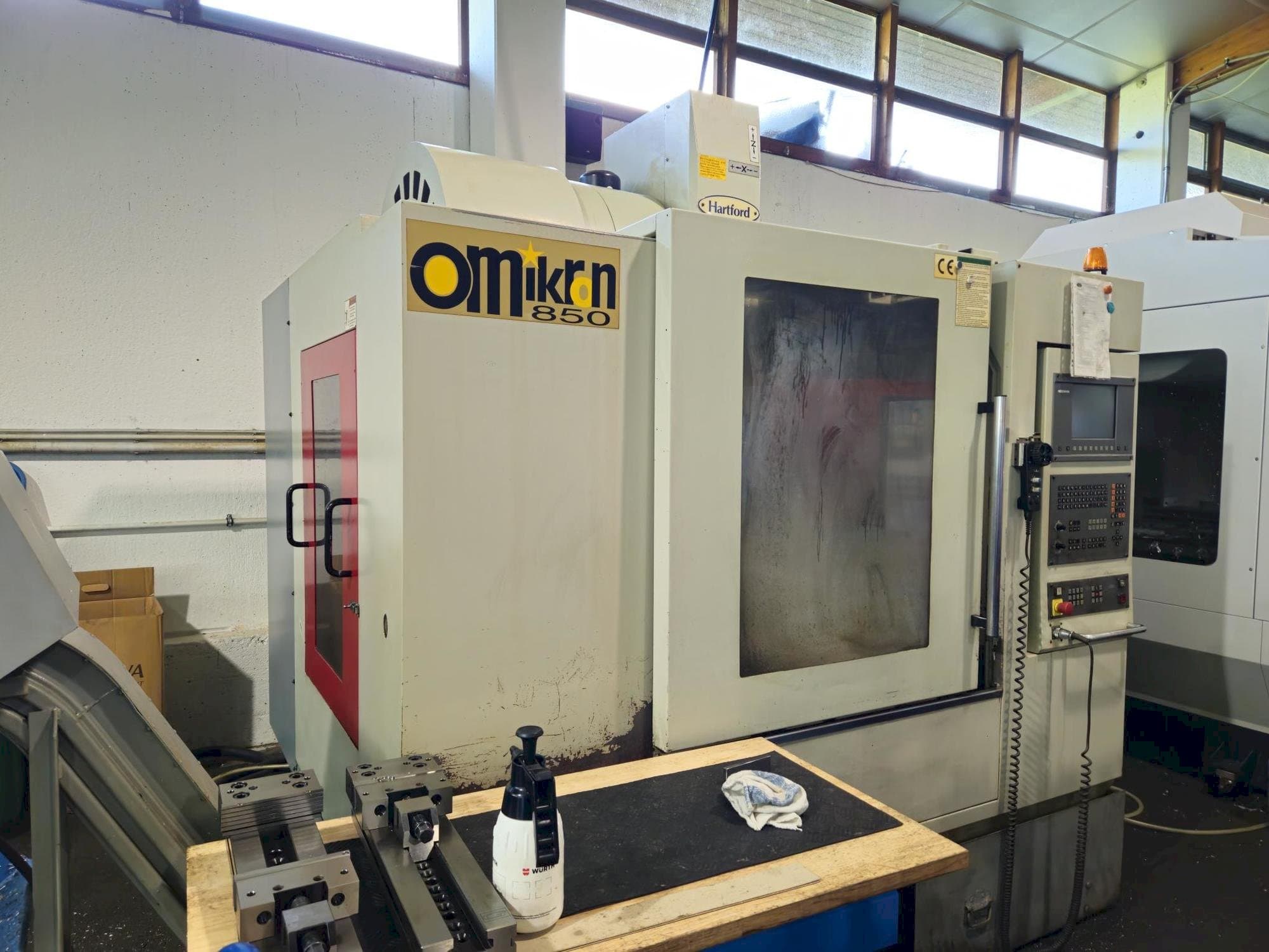 Vista Frontal  da Hartford VMC 850AP  máquina