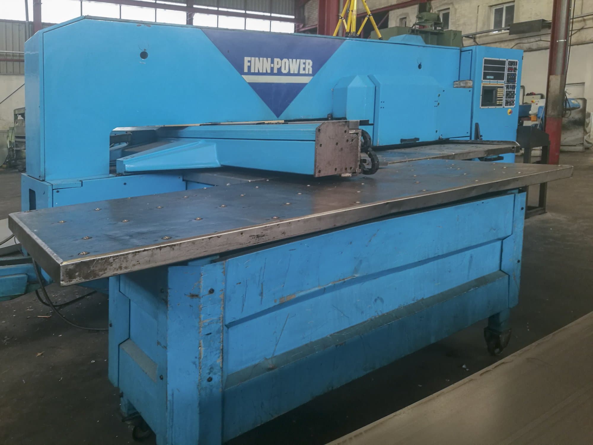 Vista Esquerda  da Finn-Power TP 2020  máquina