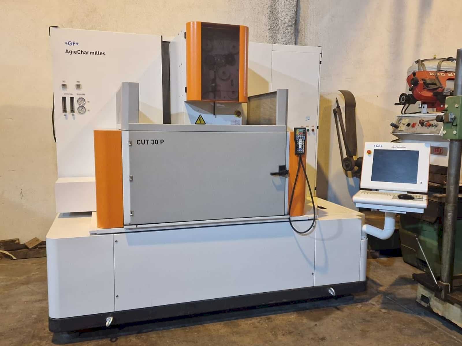Vista Frontal  da AgieCharmilles CUT 30P  máquina