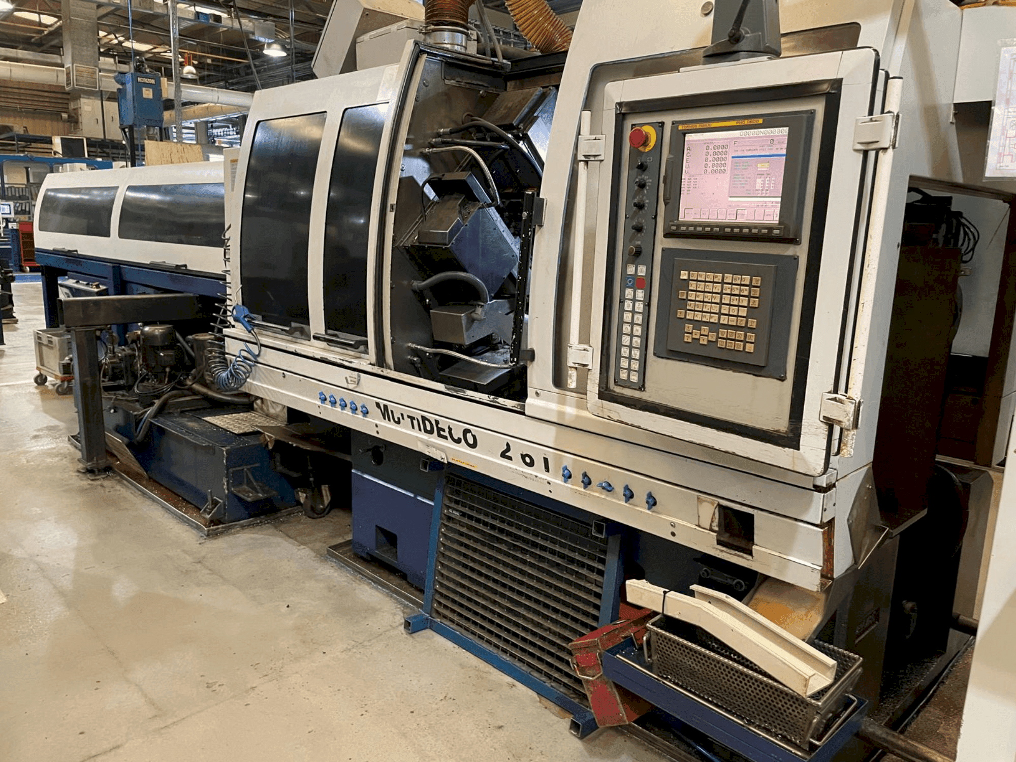 Vista Frontal  da TORNOS MultiDeco 32-6i  máquina