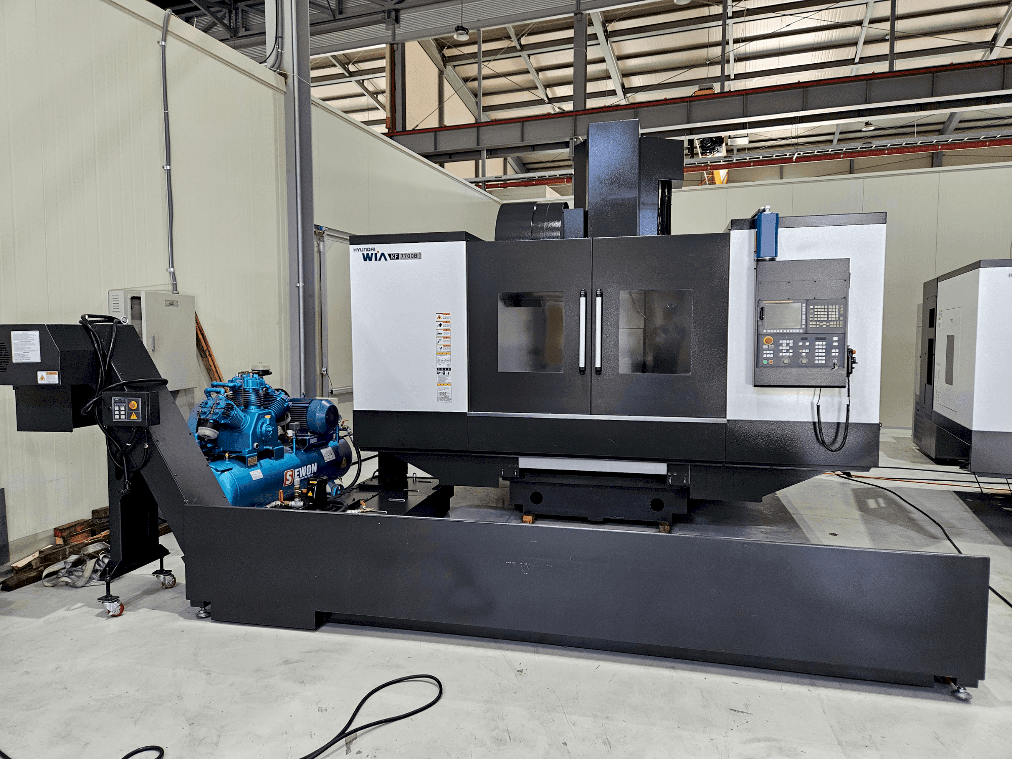 Vista Frontal  da Hyundai Wia WIA KF 7700 B  máquina