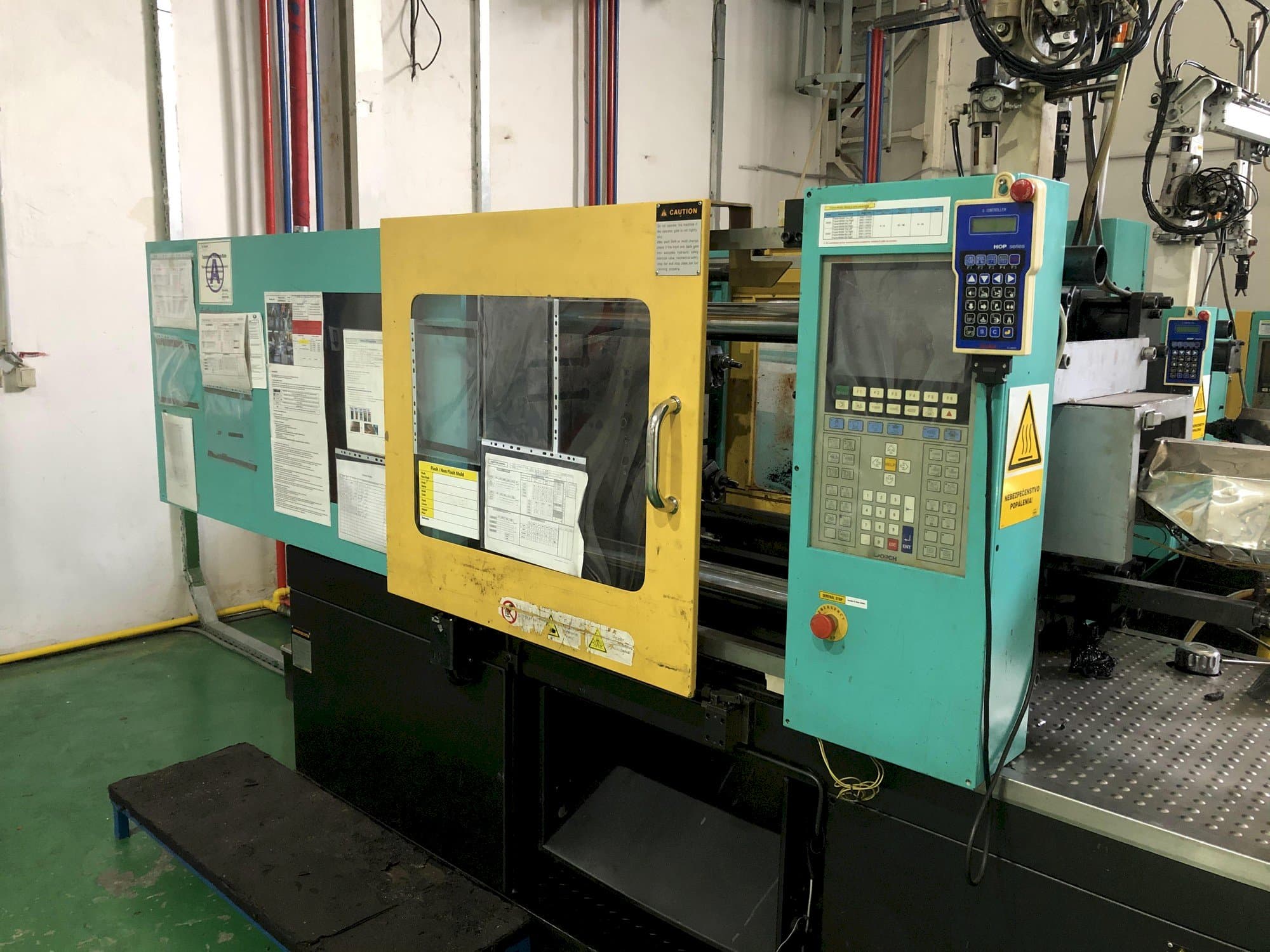 Vista Frontal  da Hyundai K-150V  máquina