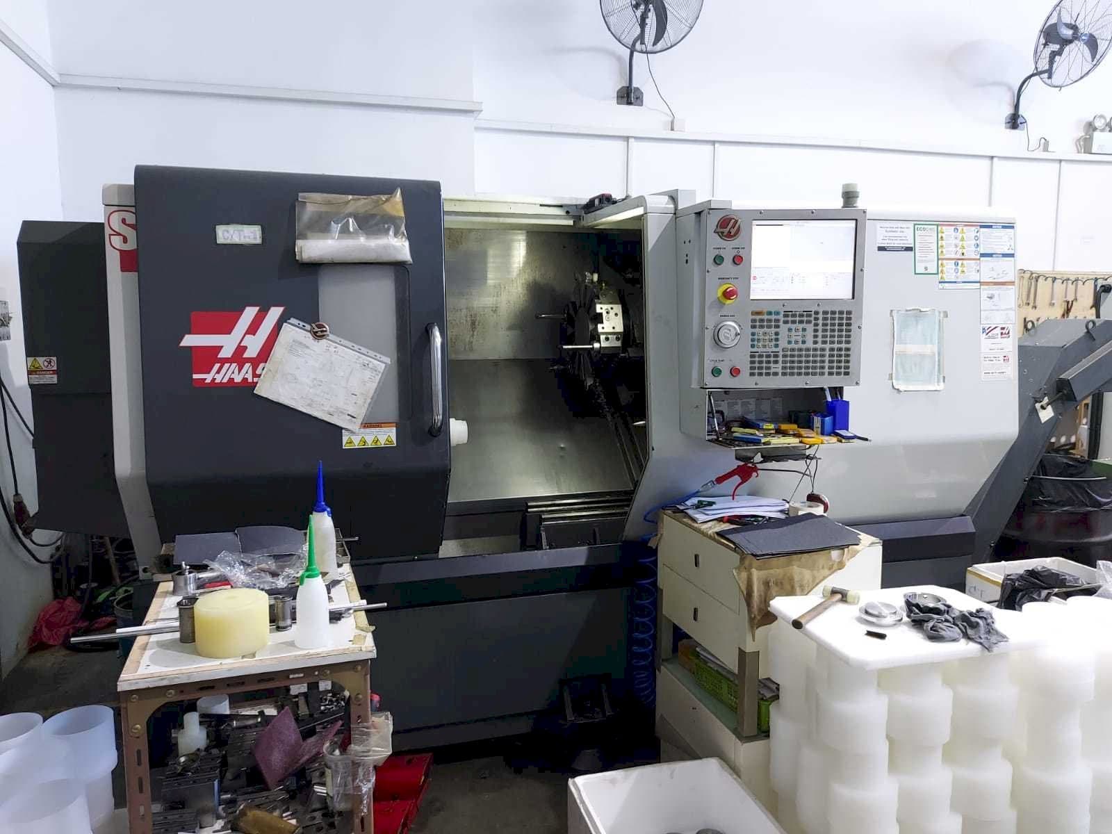 Vista Frontal  da HAAS ST-30  máquina