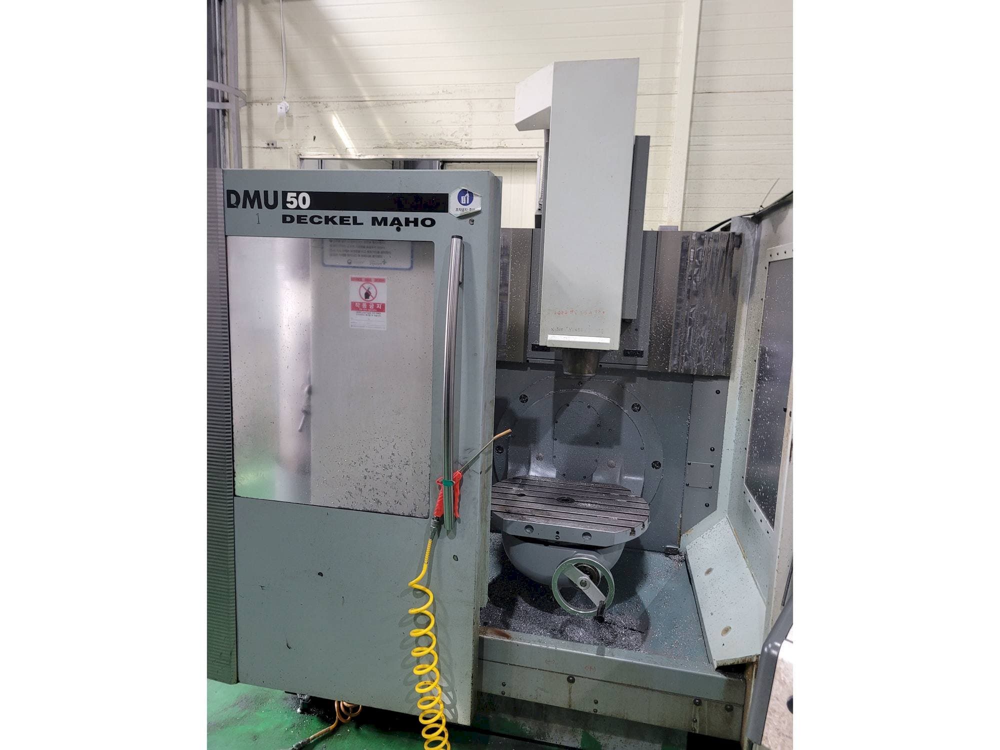 Vista Frontal  da DECKEL MAHO DMU 50  máquina
