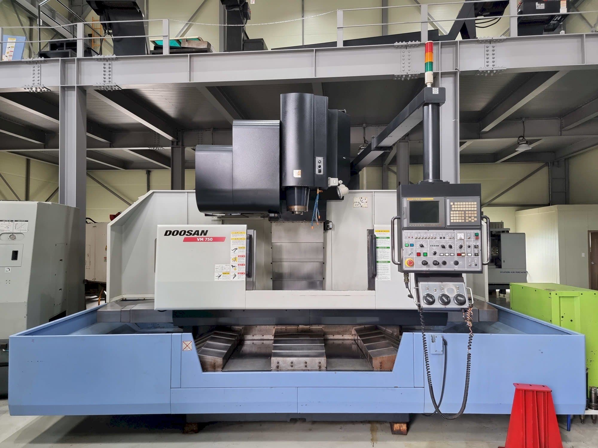 Vista Frontal  da Doosan VM750  máquina