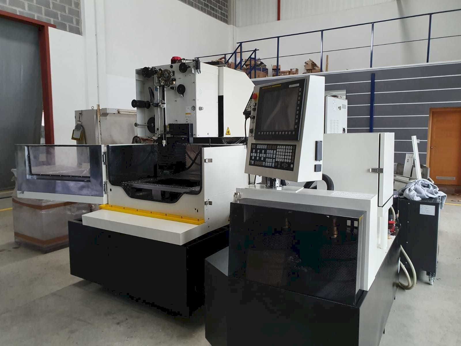 Vista Frontal  da FANUC Robocut α-1iE  máquina