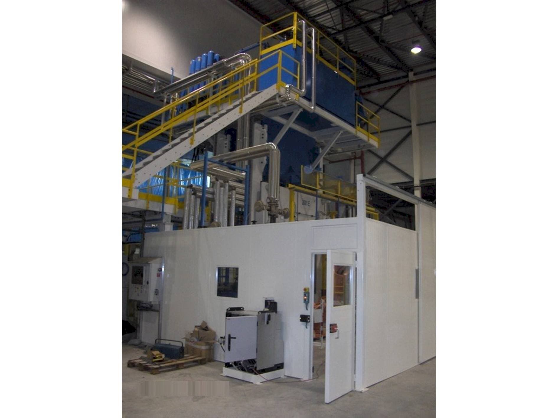 Vista Frontal  da Pinette 2000 Ton  máquina