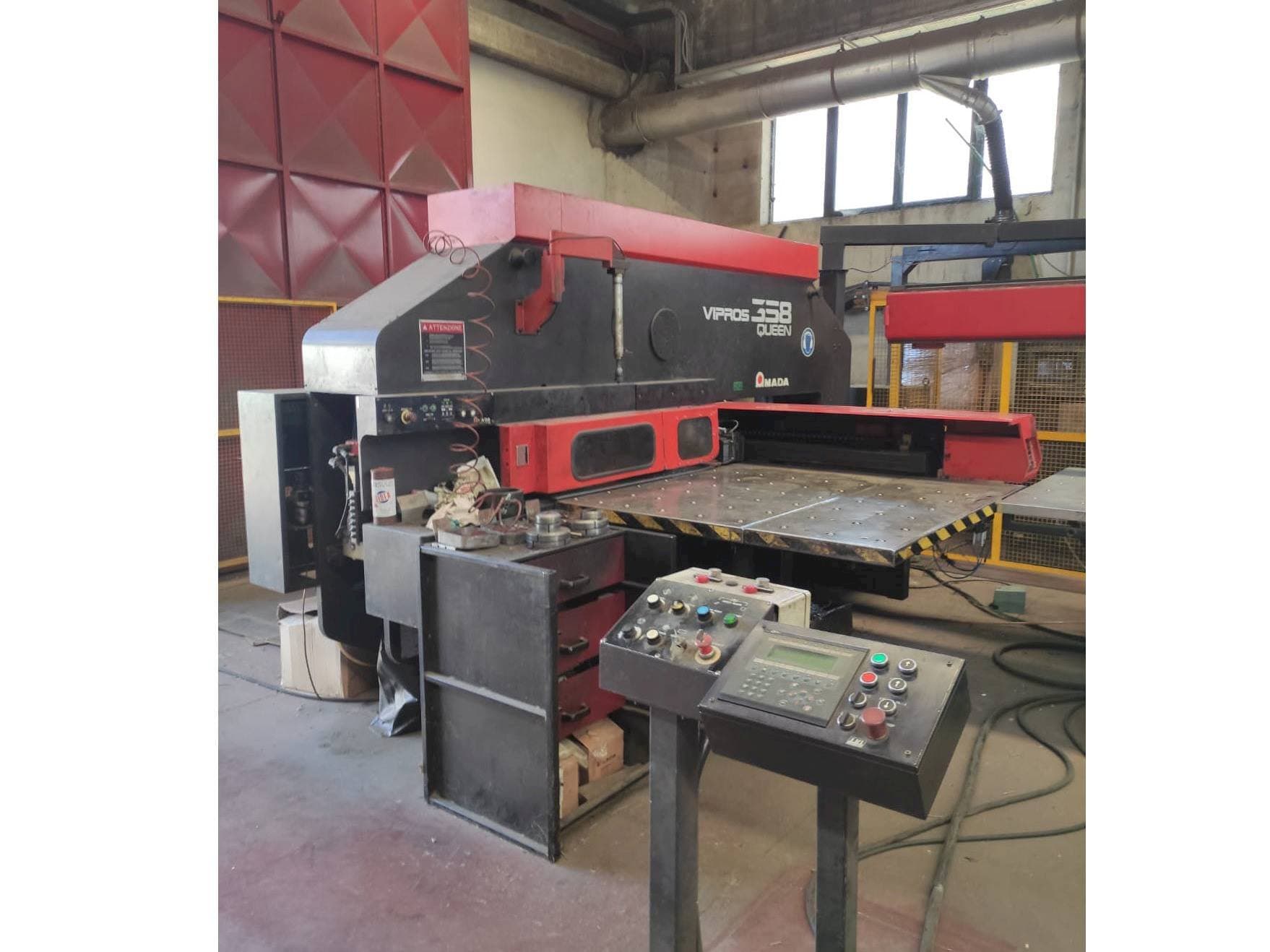 Vista Frontal  da AMADA VIPROS 358  máquina