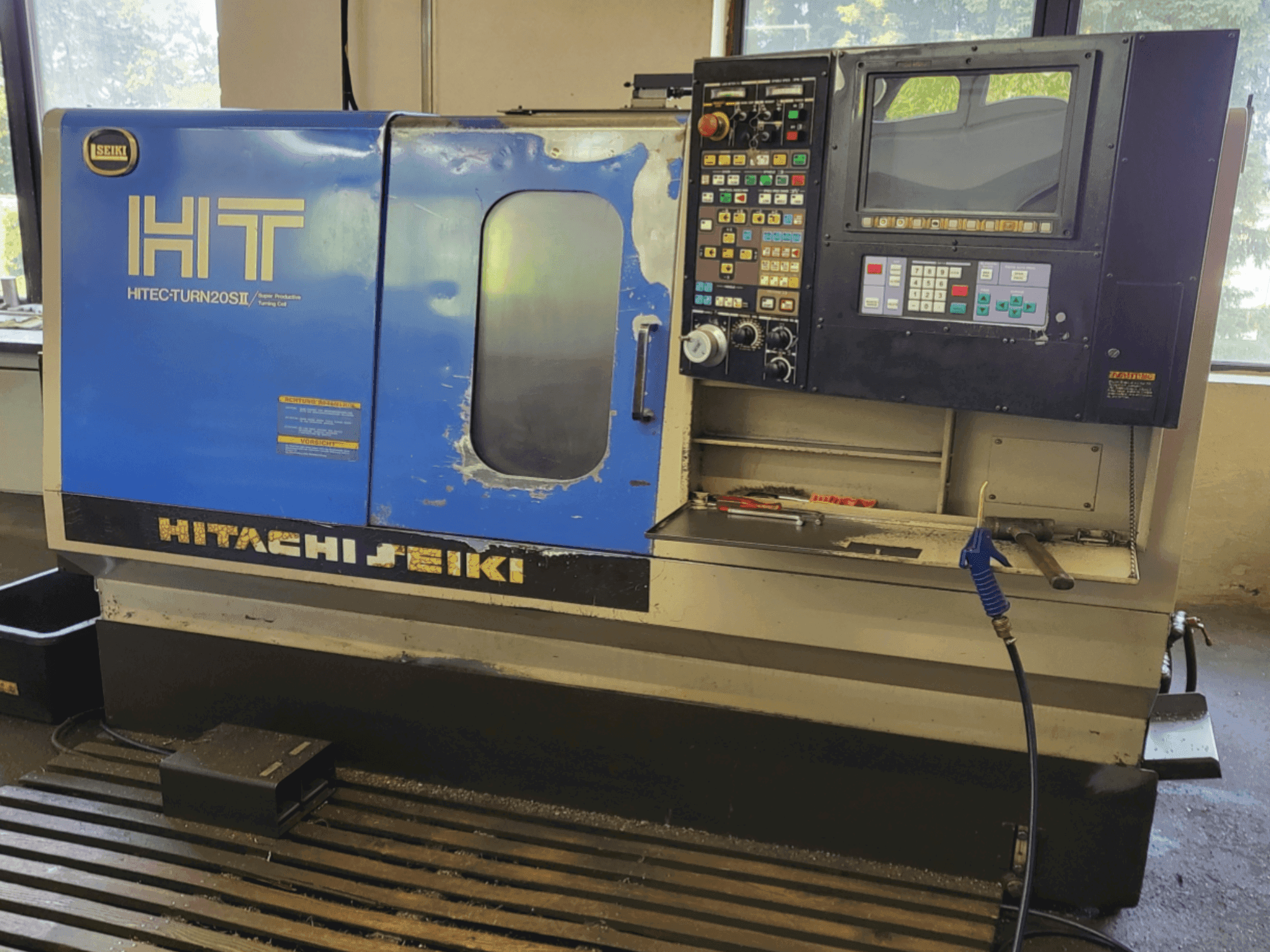 Vista Frontal  da HITACHI SEIKI HT 20SII  máquina