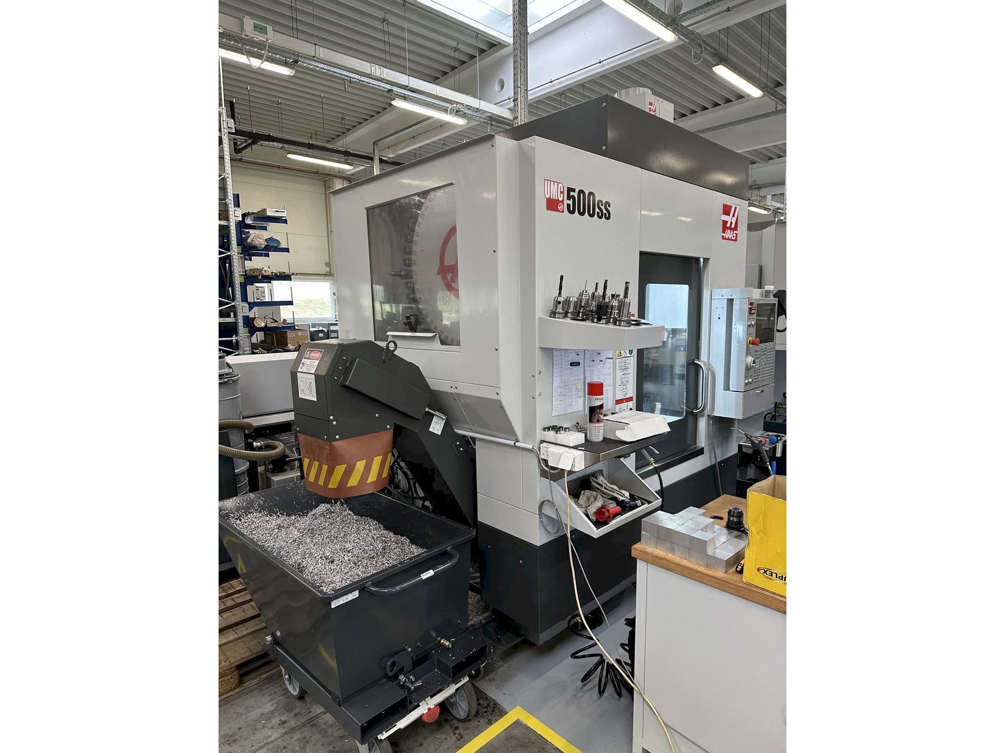 Vista Frontal  da HAAS UMC-500SS  máquina
