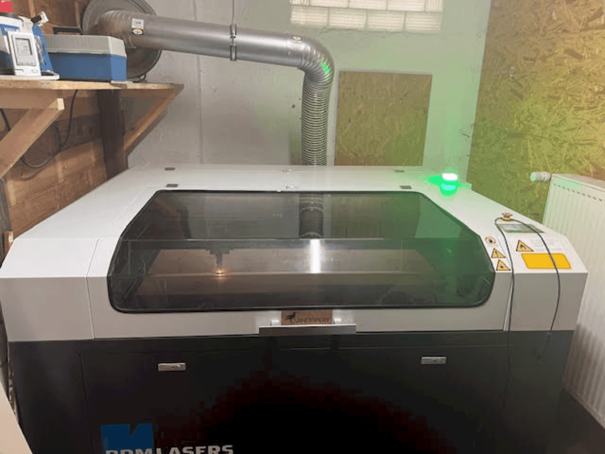 Vista Frontal  da BRM Lasers 90130 - 100 Watt CO2  máquina