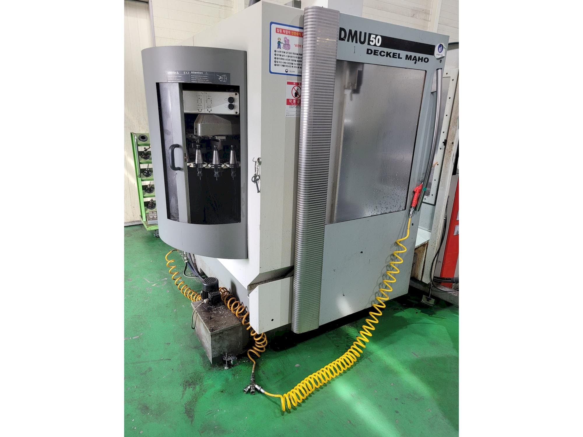 Vista Frontal  da DECKEL MAHO DMU 50  máquina