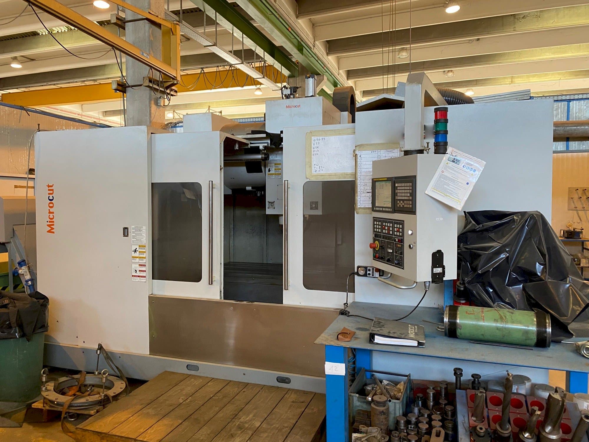 Vista Frontal  da MICROCUT VMC-1600F  máquina