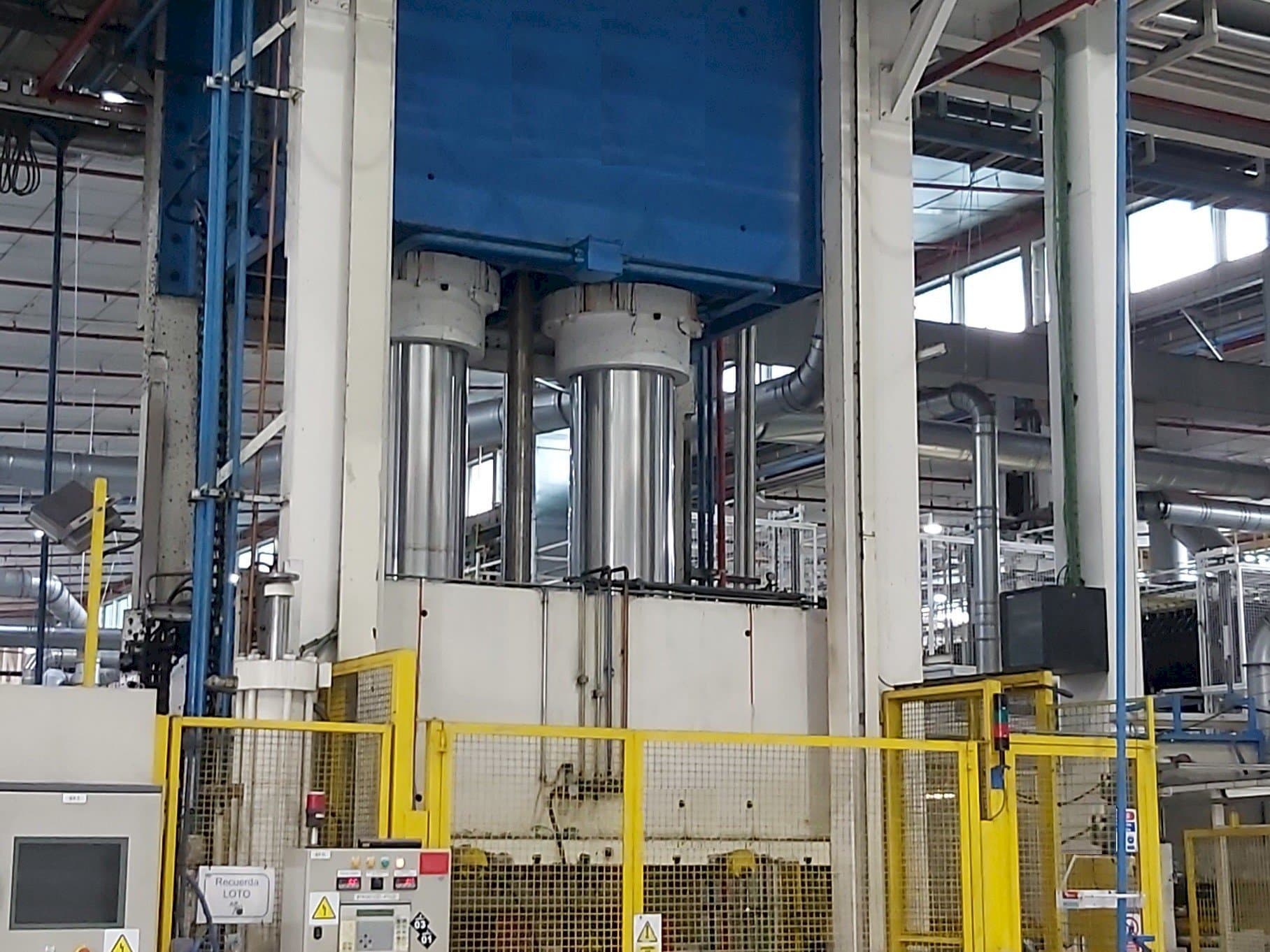 Vista Frontal  da Pinette 1500 Ton  máquina