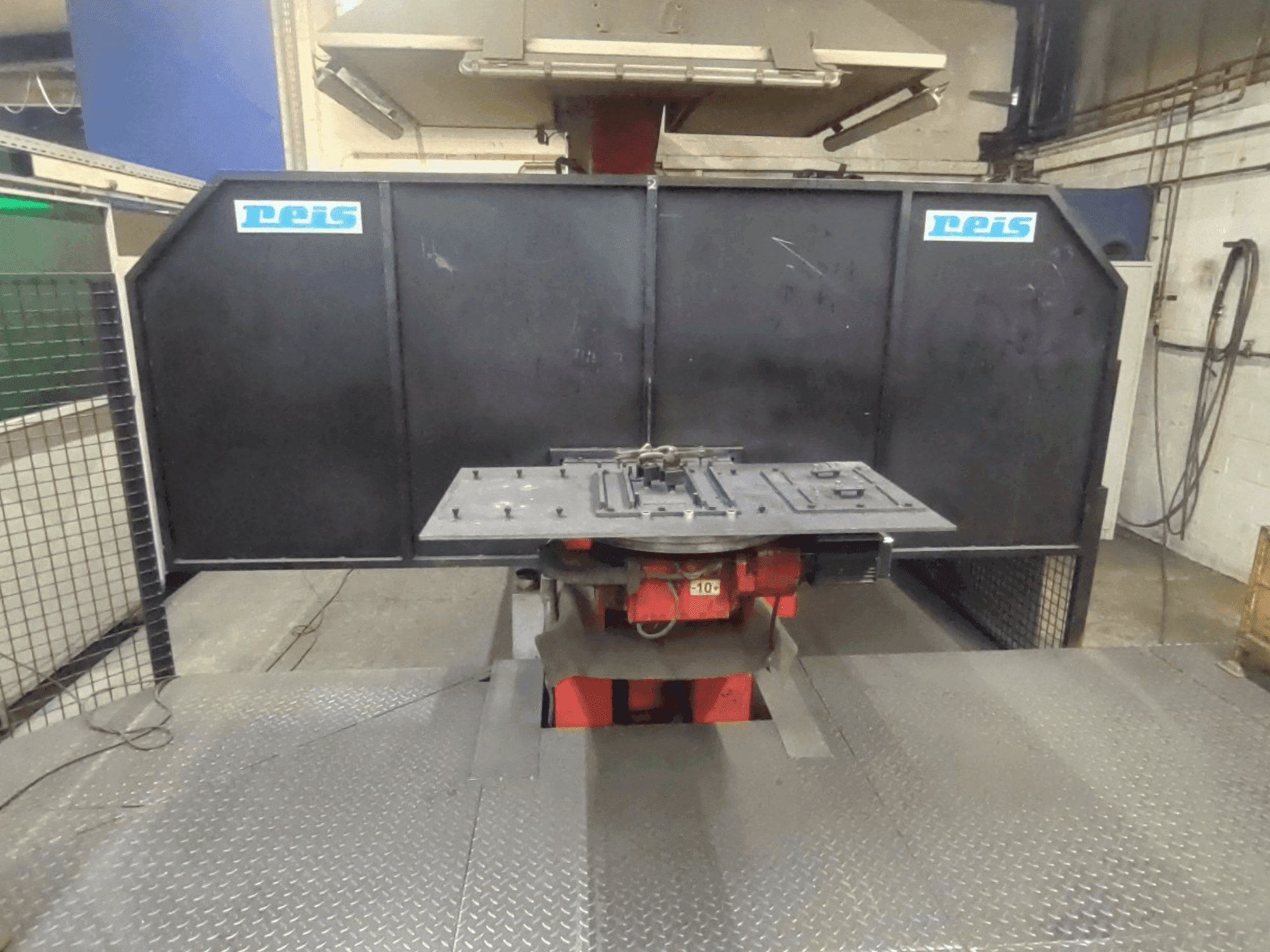 Vista Frontal  da Reis Robotics Robot System - RDT 40 / SRV 6 / RDT 40  máquina