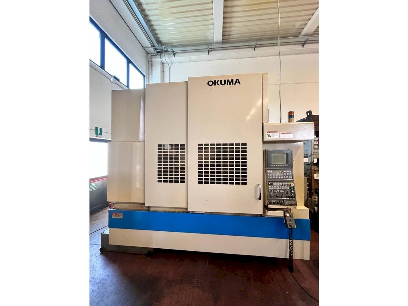 Vista Frontal  da Okuma MX55 VA  máquina