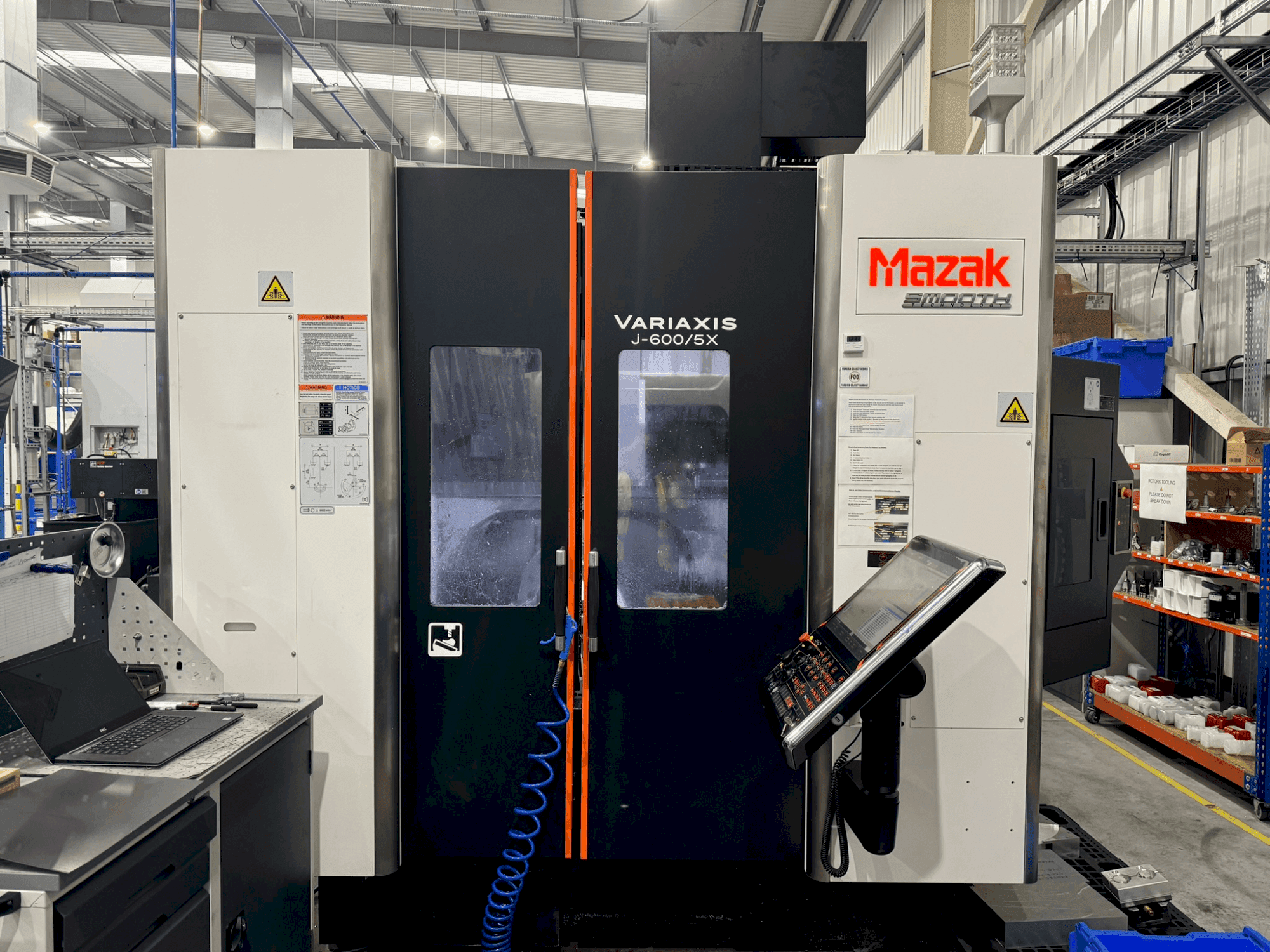 Vista Frontal  da Mazak Variaxis J-600  máquina