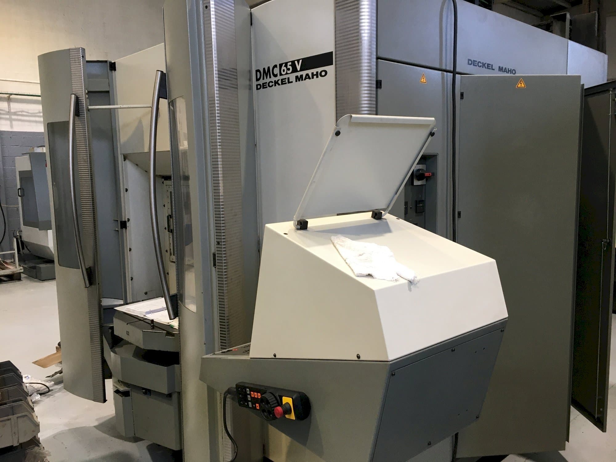 Vista Frontal  da DECKEL MAHO DMC 65V  máquina