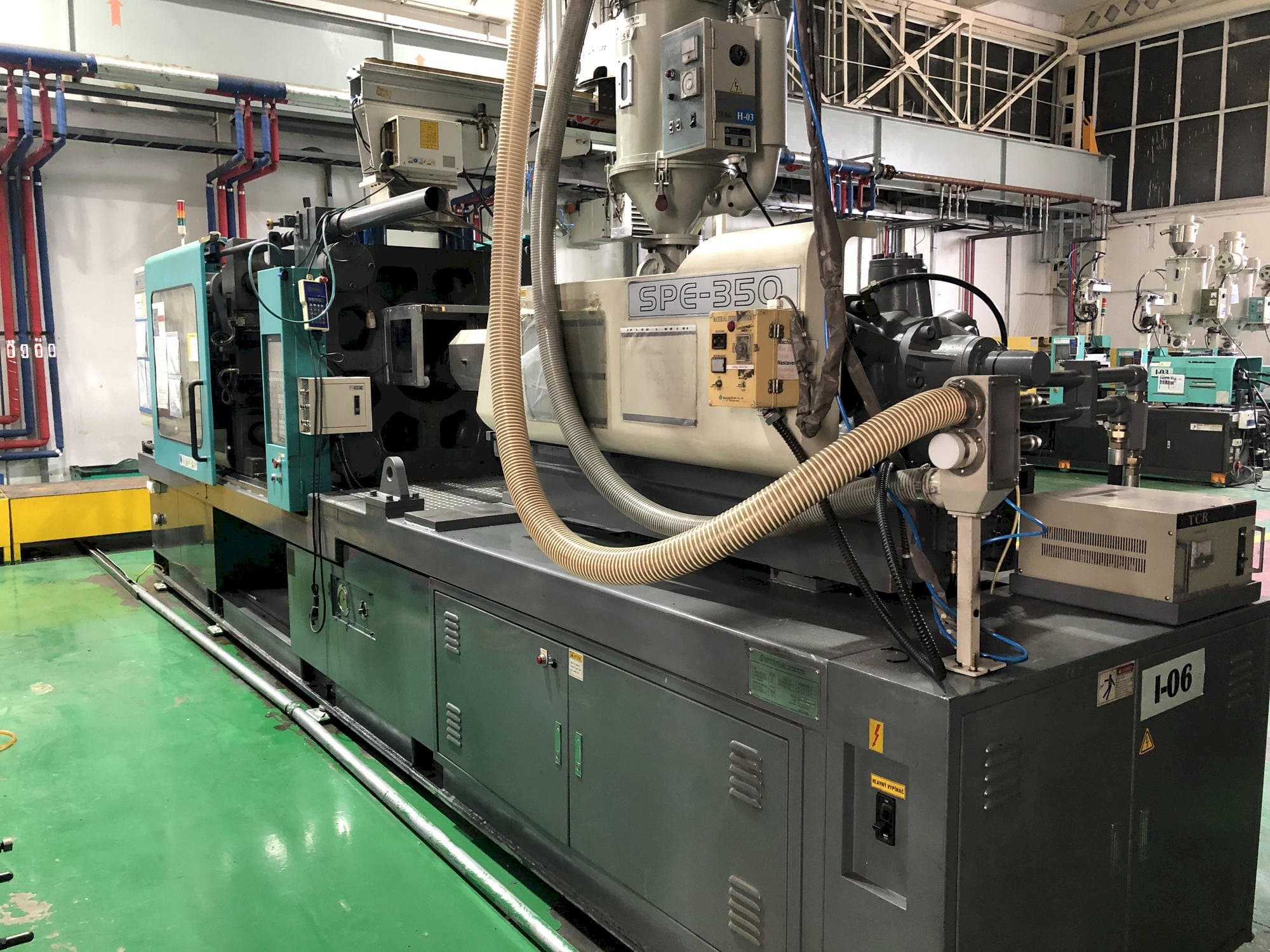 Vista Frontal  da Hyundai SPE-350  máquina