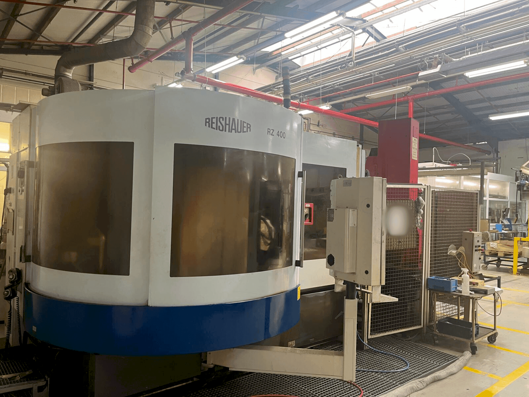 Vista Frontal  da Reishauer RZ 400  máquina