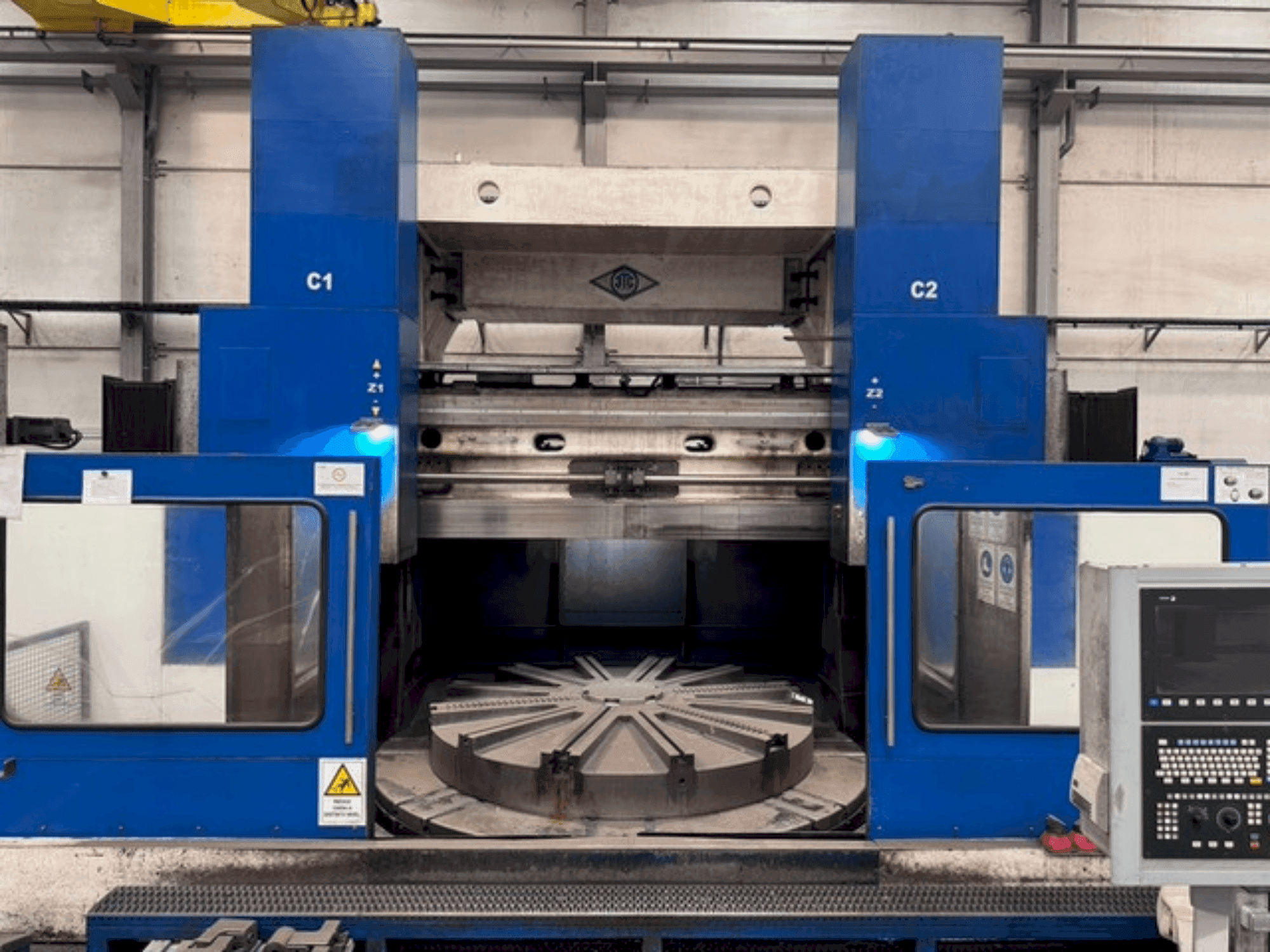 Vista Frontal  da KOLOMNA 1532T  máquina