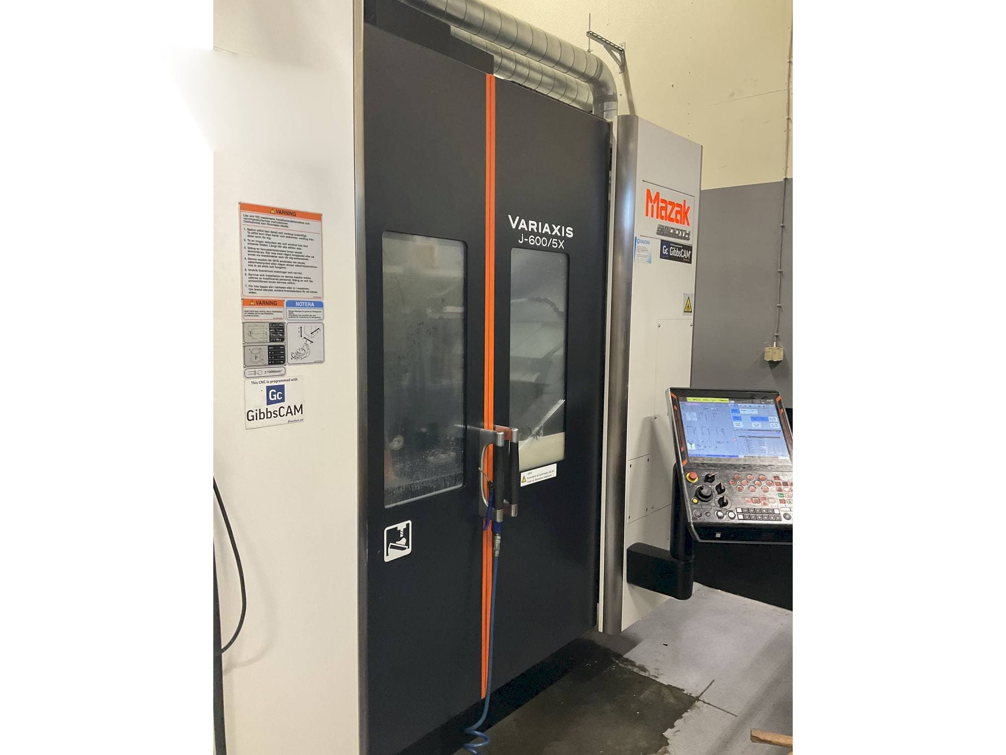 Vista Frontal  da Mazak Variaxis J-600  máquina