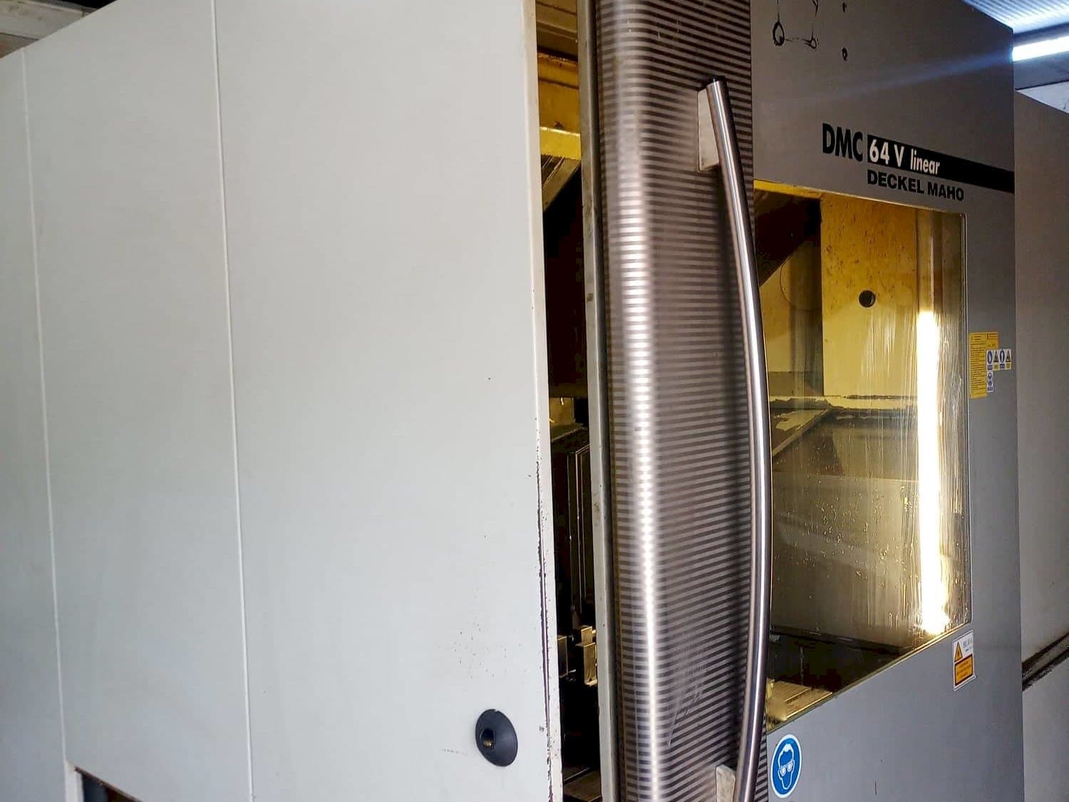 Vista Frontal  da DECKEL MAHO 64v Linear  máquina