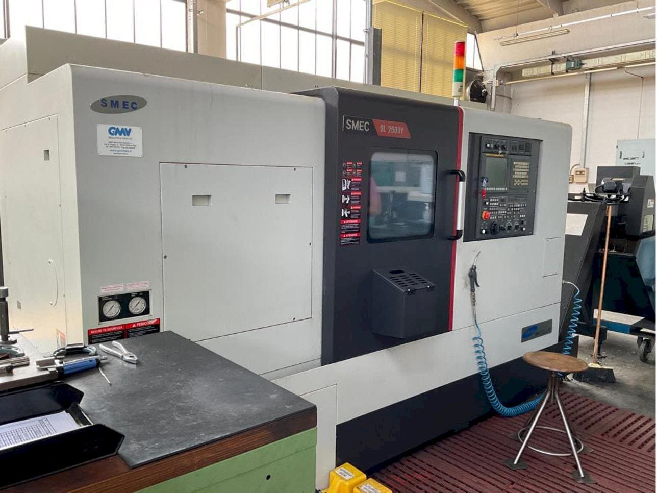 Vista Frontal  da SMEC SL-2500Y  máquina