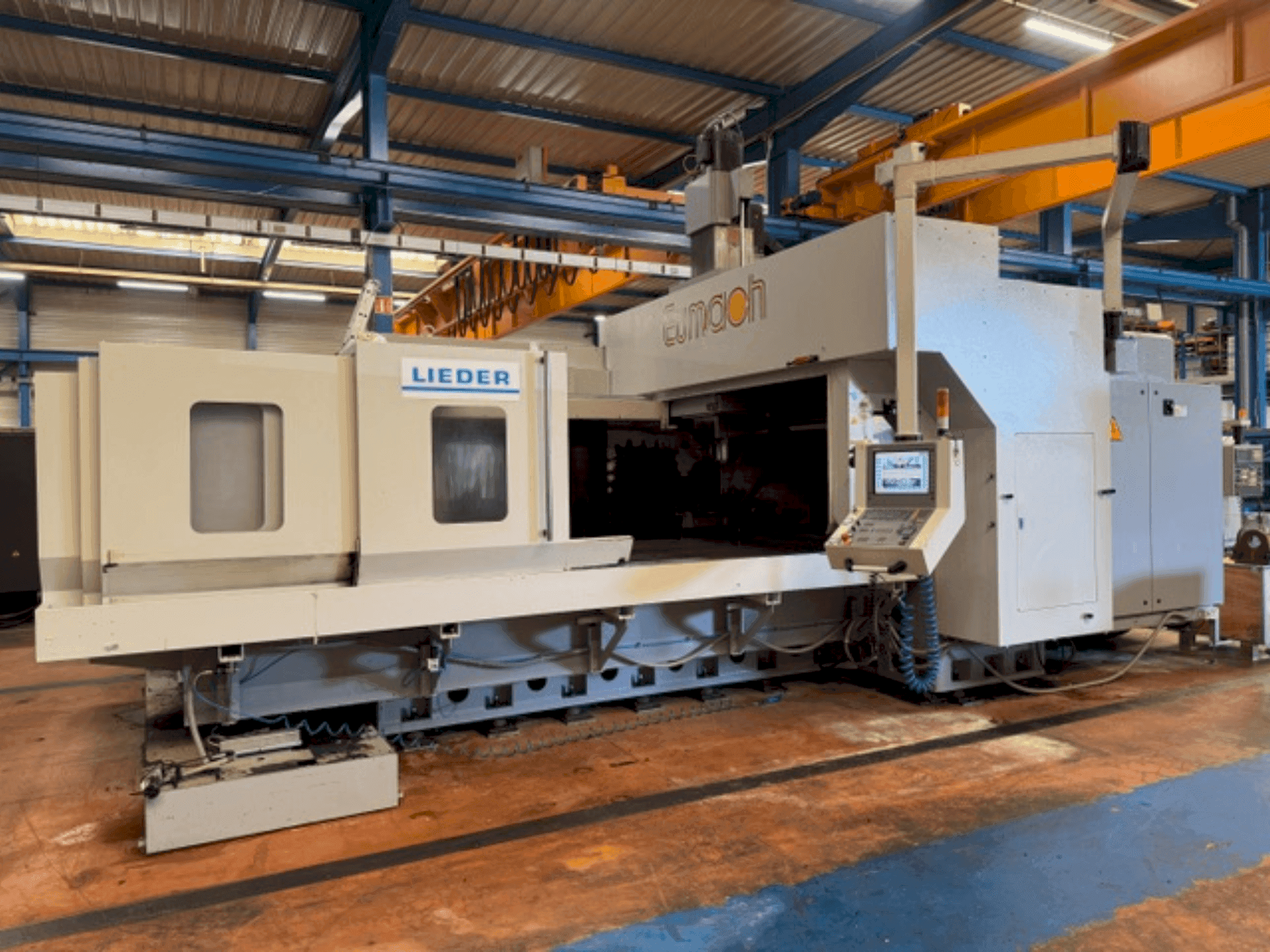 Vista Frontal  da Eumach DVM-3021  máquina