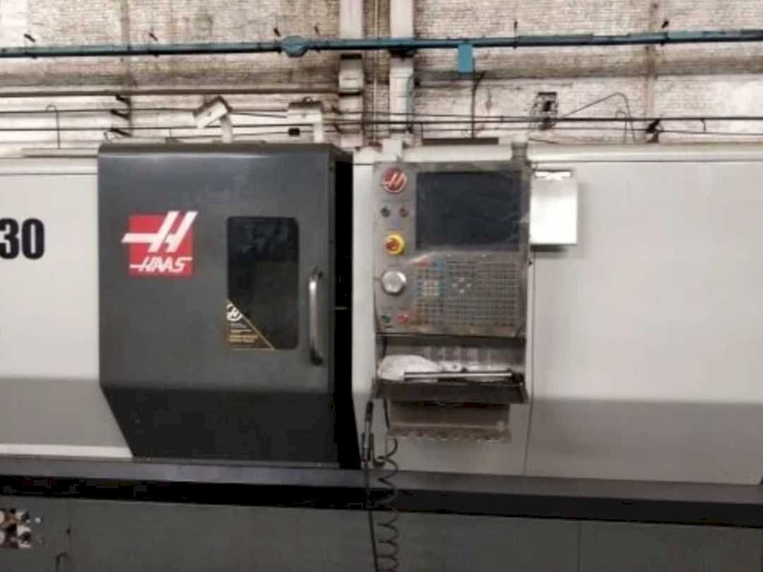 Vista Frontal  da HAAS ST-30  máquina