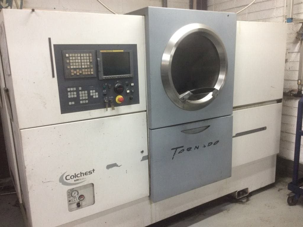 Vista Frontal  da Colchester Tornado T8  máquina