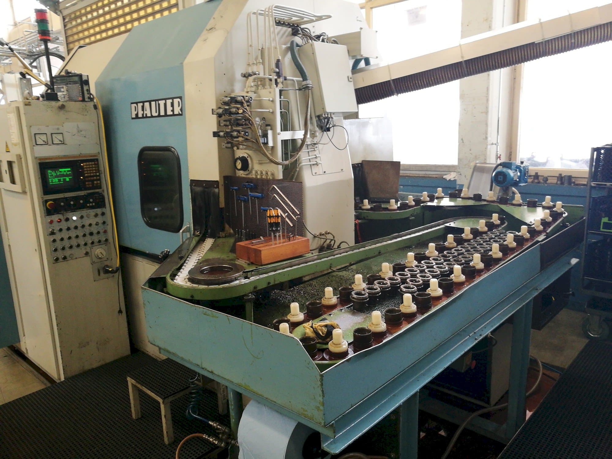 Vista Frontal  da Pfauter PA 320 NC  máquina