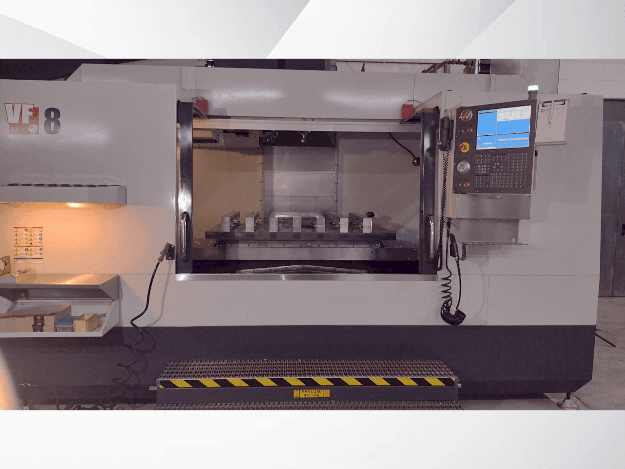 Vista Frontal  da HAAS VF-8/40  máquina