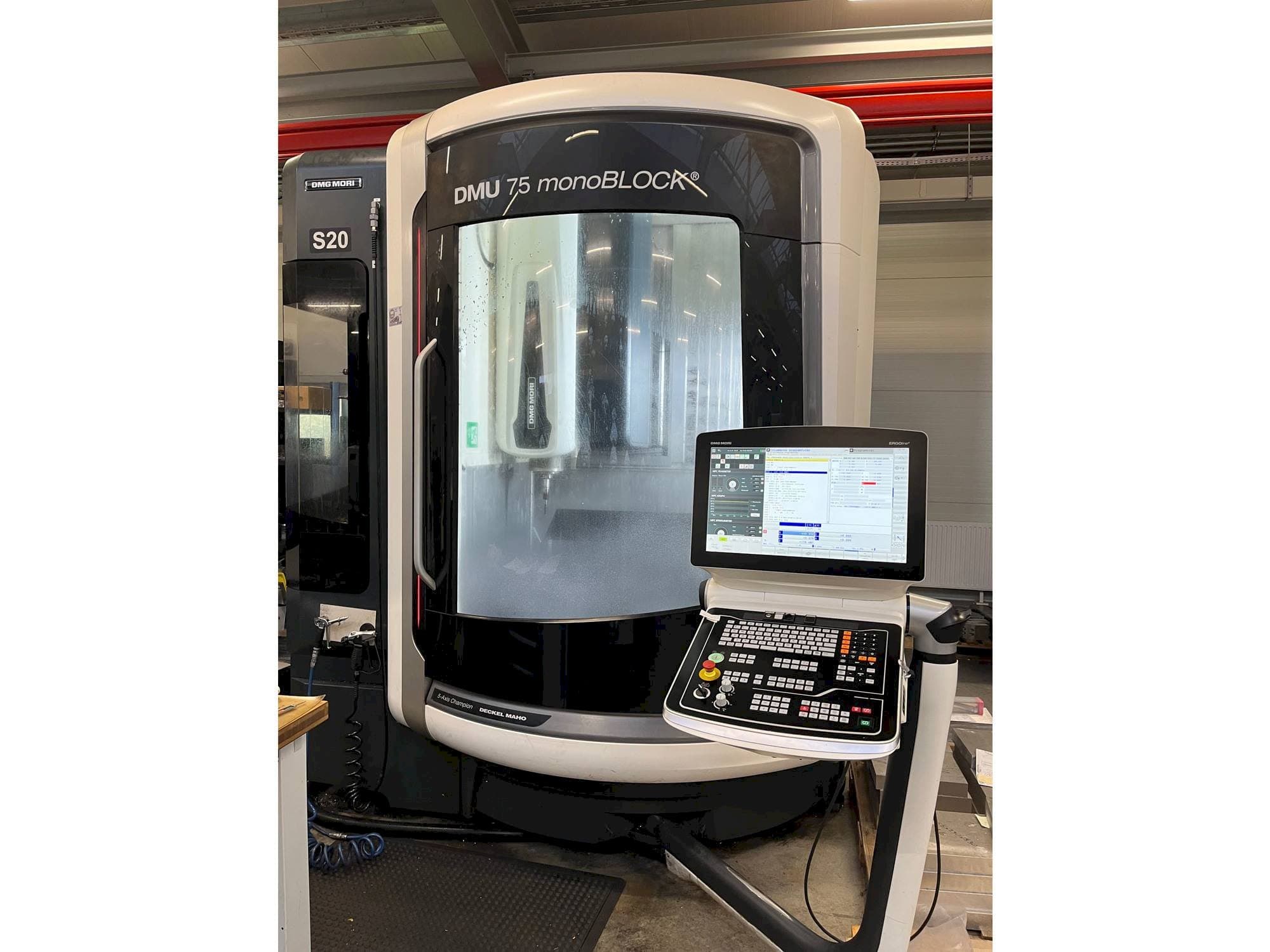 Vista Frontal  da DMG MORI DMU 75 monoBLOCK  máquina