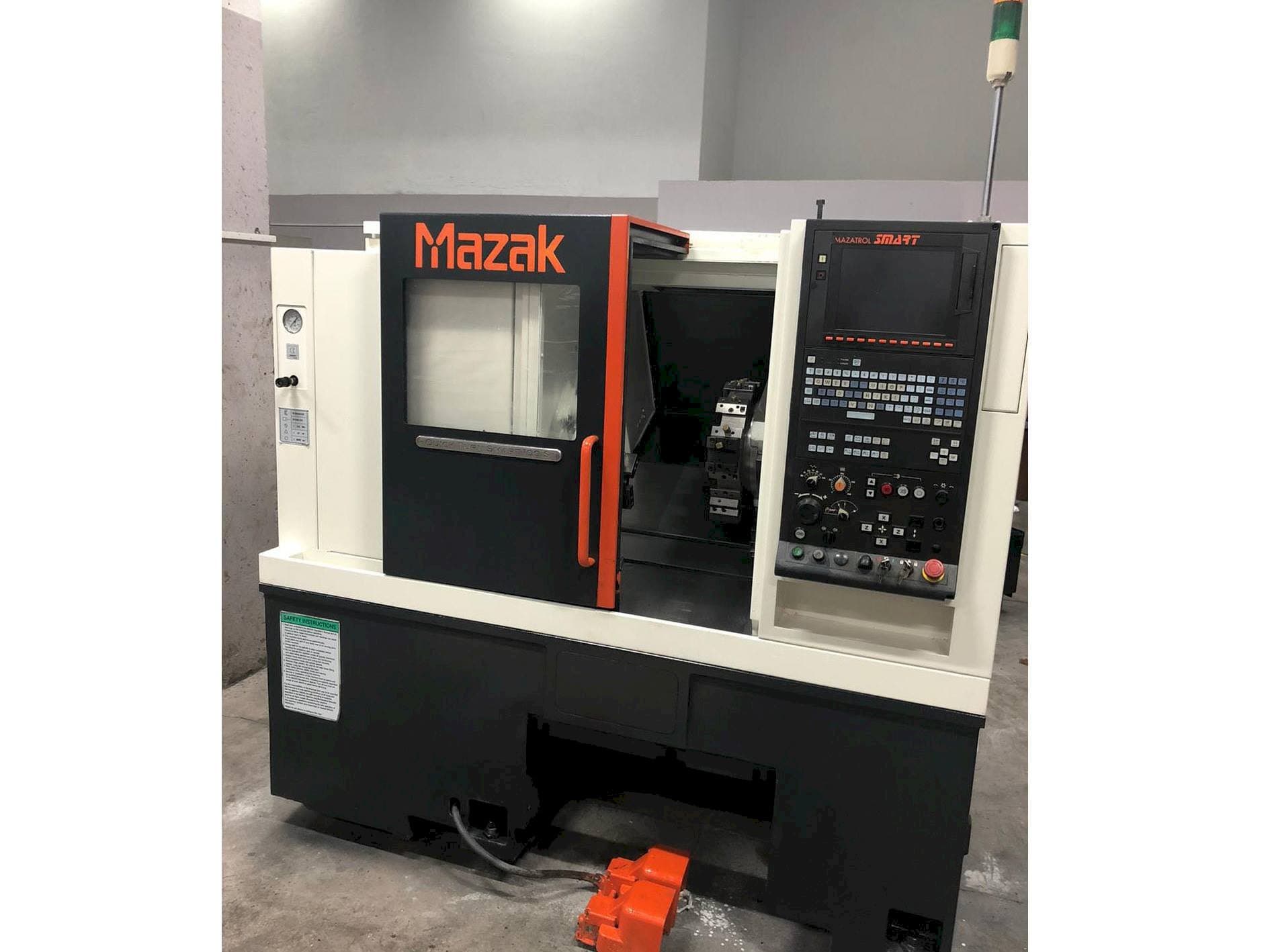Vista Frontal  da Mazak Quick Turn Smart 100 S  máquina