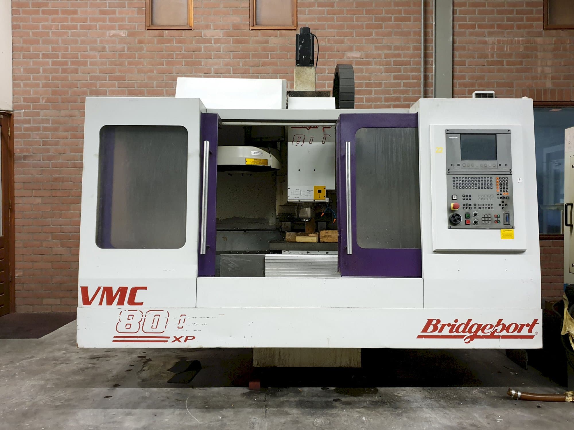 Vista Frontal  da Bridgeport VMC 800 22  máquina