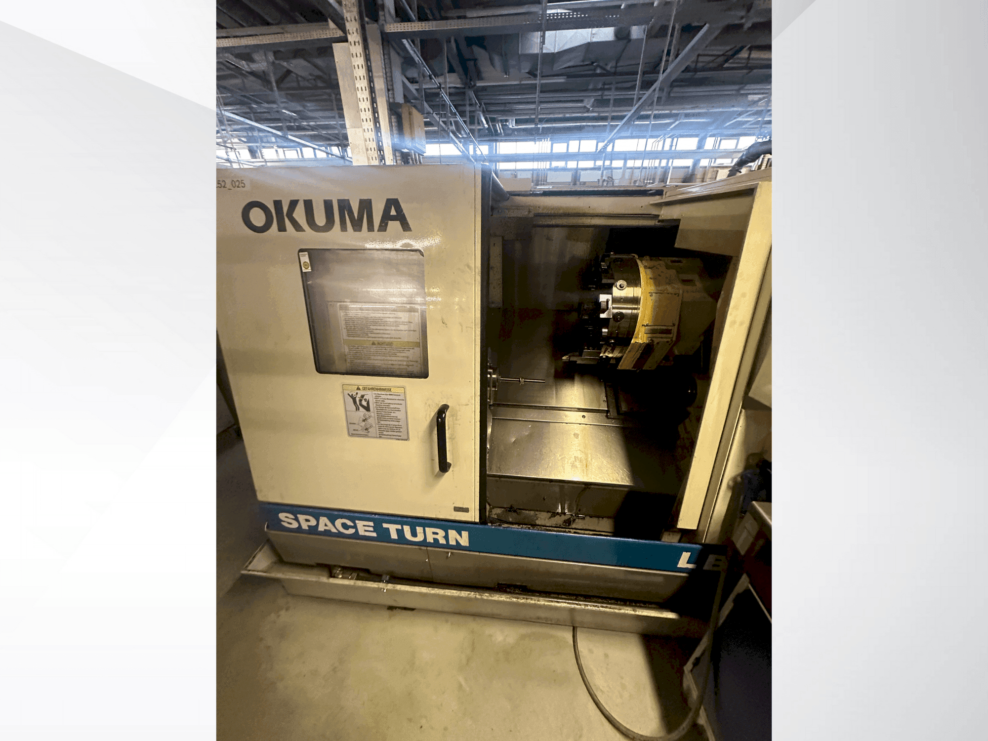 Vista Frontal  da Okuma LB 300  máquina