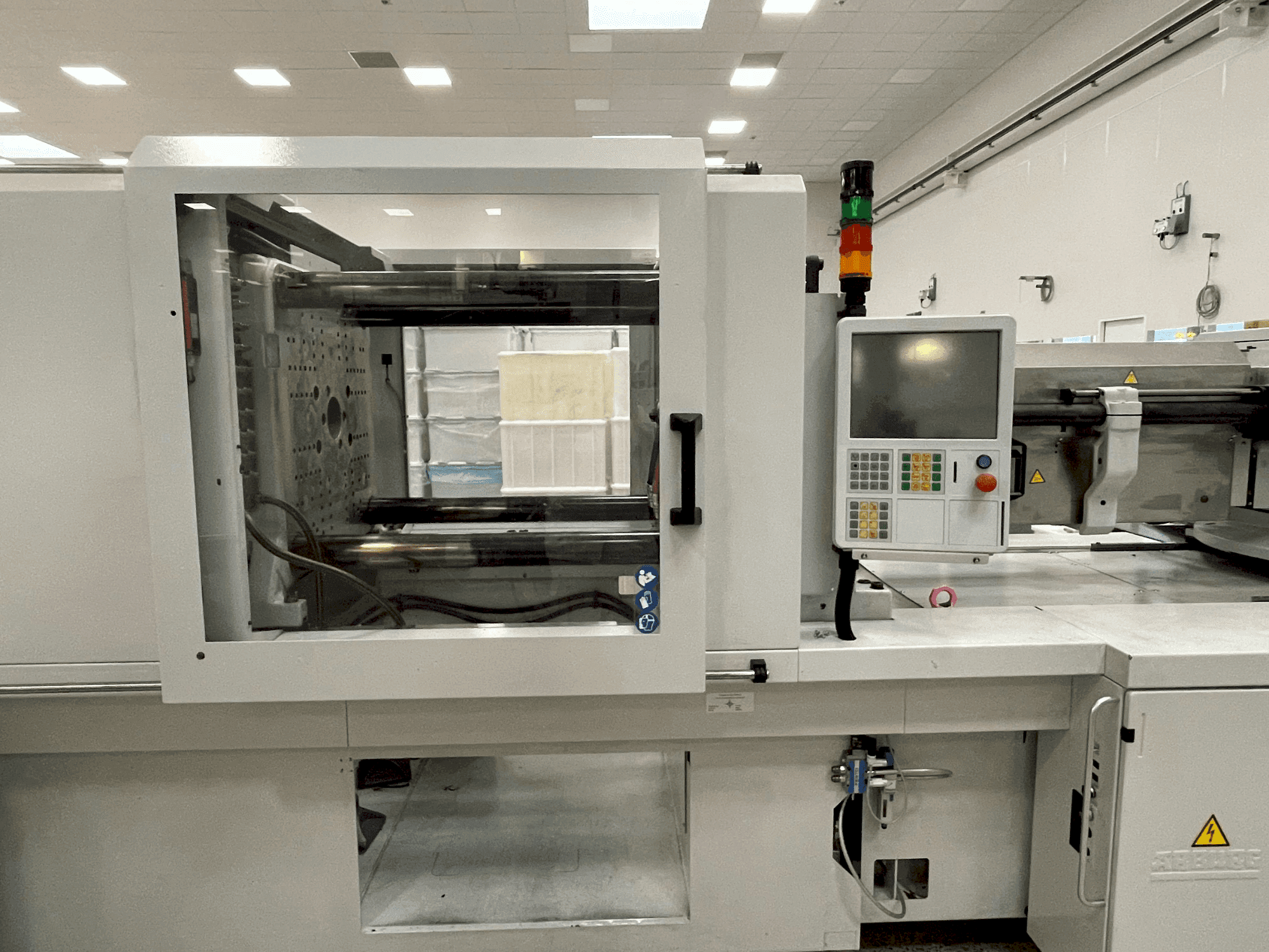 Vista Frontal  da Arburg Allrounder 570 H 2000-1300  máquina