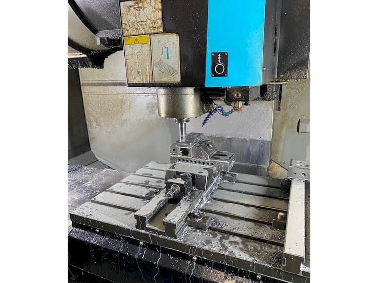 Vista Frontal  da Hurco VMX42i  máquina