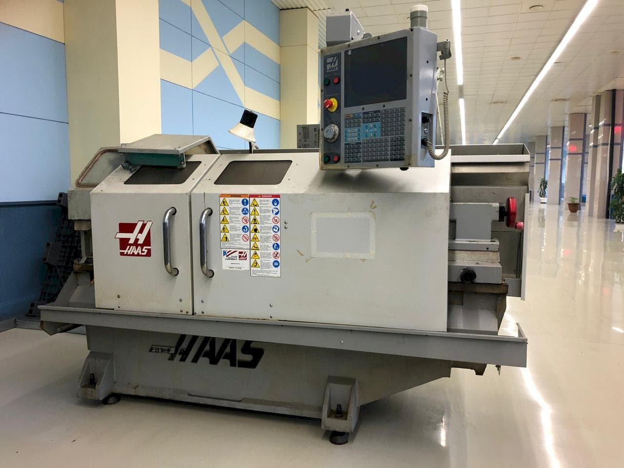 Vista Frontal  da HAAS TL-2HE  máquina