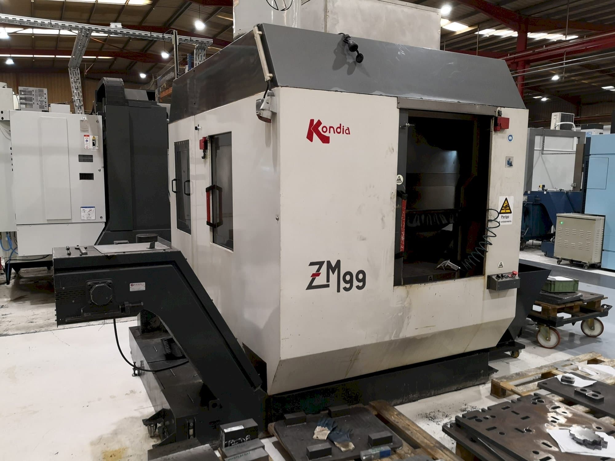 Vista Frontal  da KONDIA ZM99  máquina