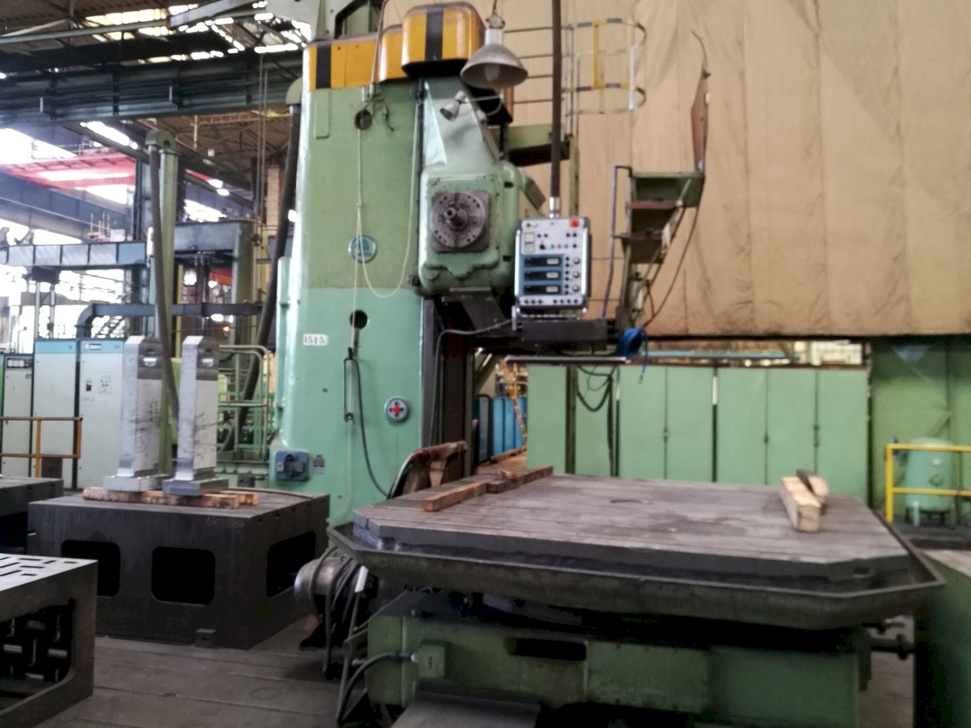 Vista Frontal  da SKODA WD 160  máquina