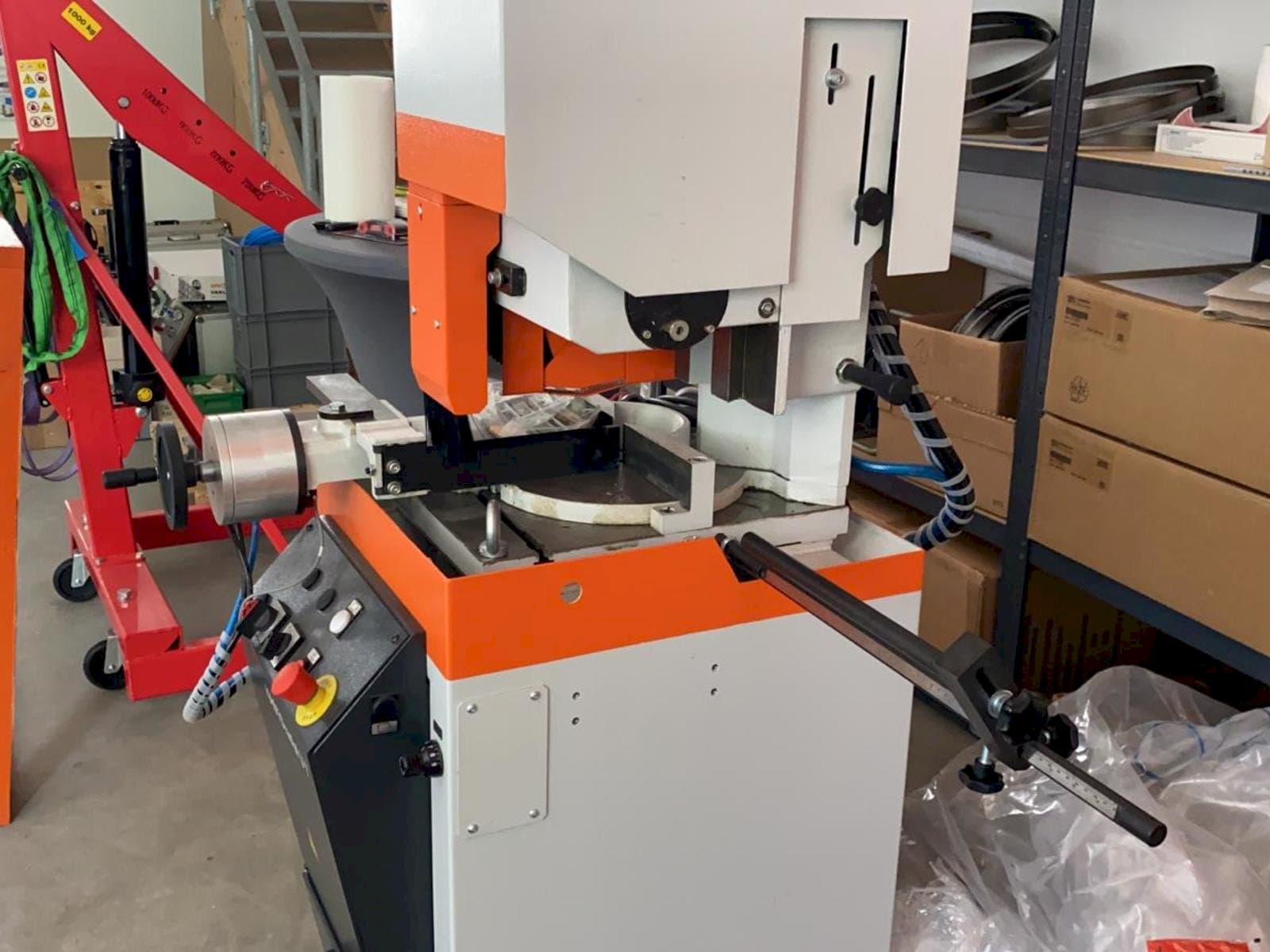 Vista Lateral Esquerda  da KASTO Radial U7  máquina