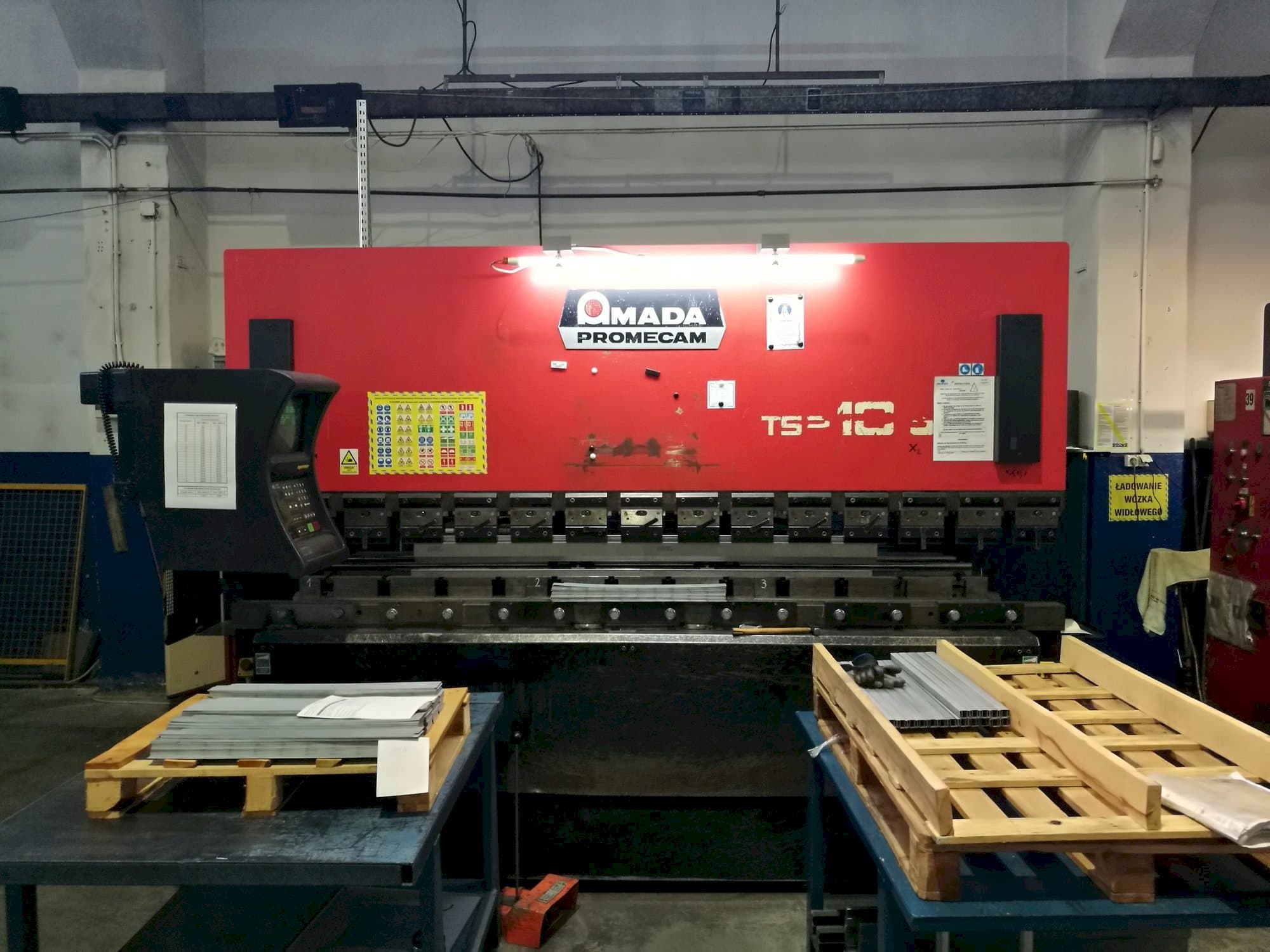 Vista Frontal  da AMADA ITS2  máquina