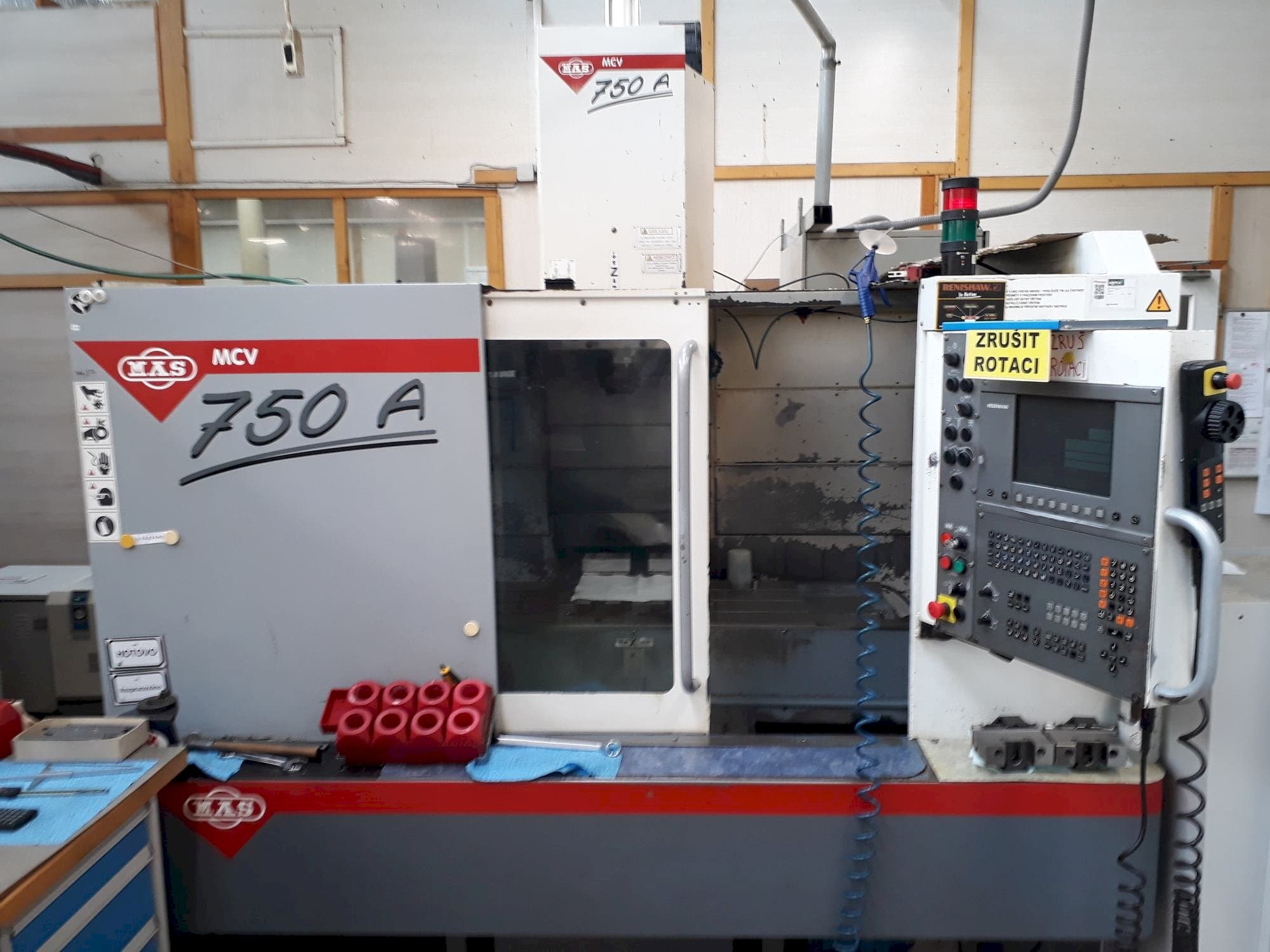 Vista Frontal  da KOVOSVIT MAS MCV 750A  máquina