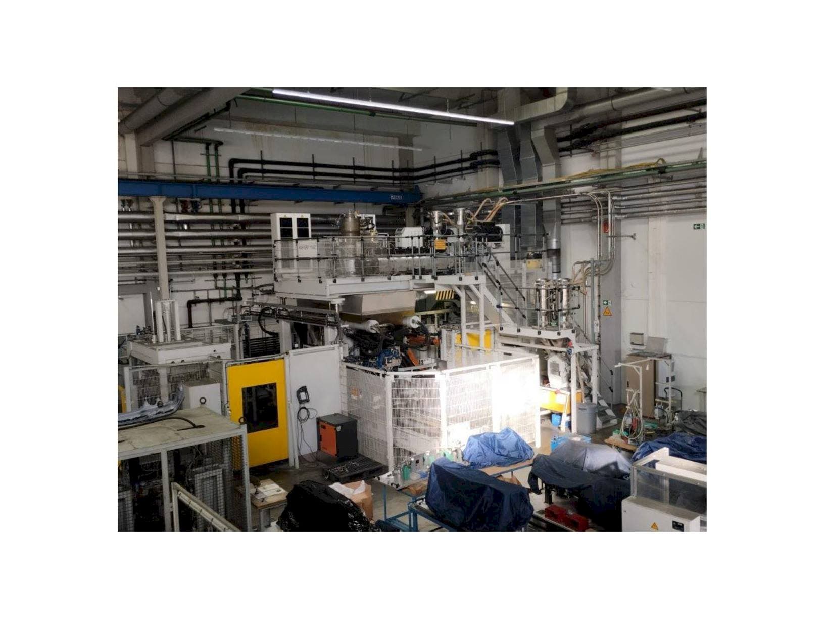 Vista Frontal  da EXTRAPLAST 140to  máquina