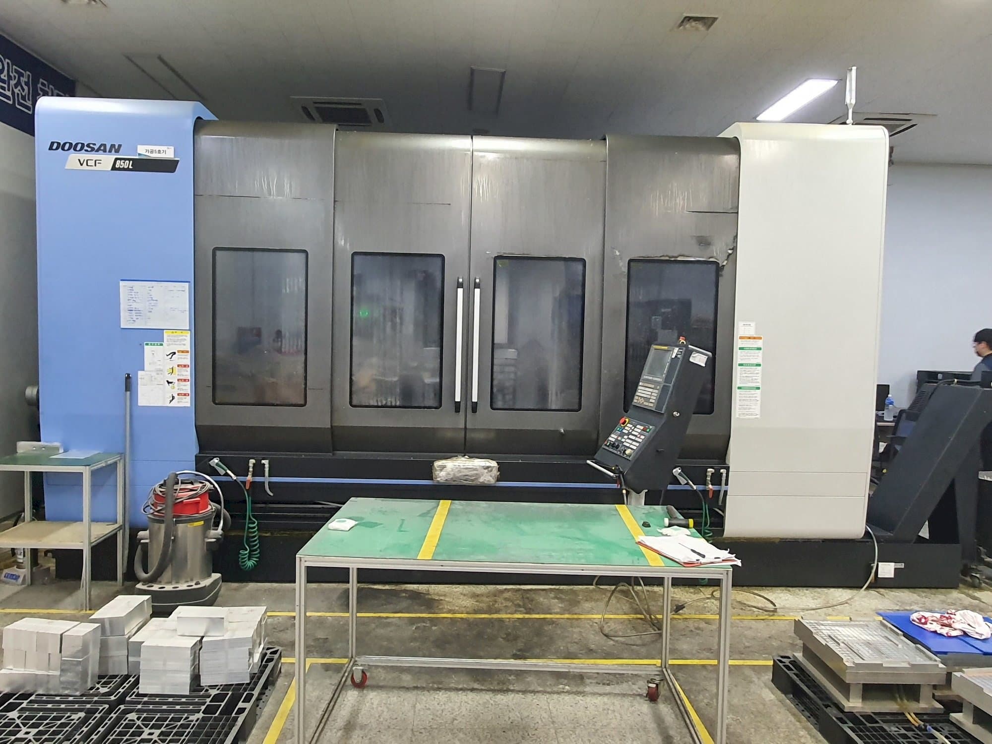 Vista Frontal  da Doosan VCF850L  máquina